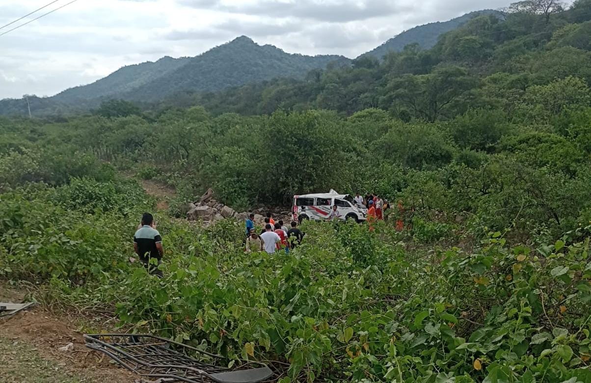 Piura: un fallecido y varios heridos deja volcadura de minivan
