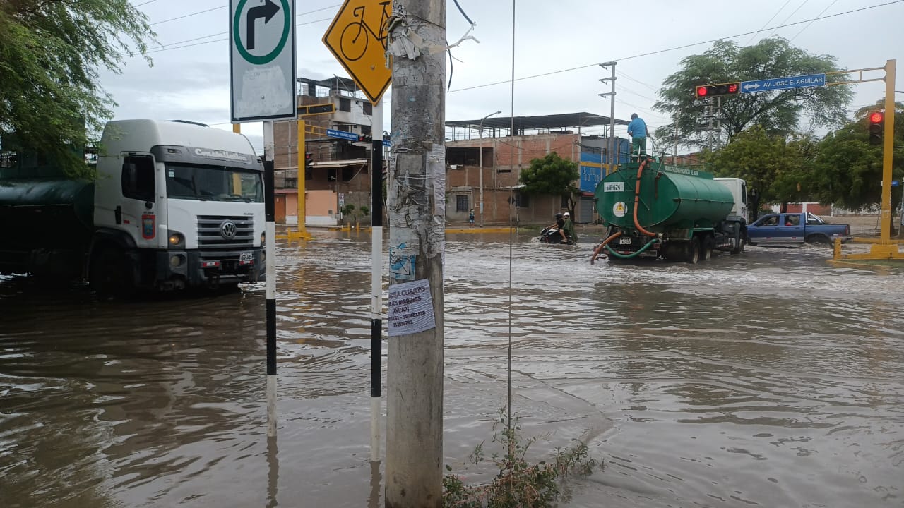 Piura: Comuna evacúa aguas de lluvia empozadas en Los Sauces e Ignacio Merino