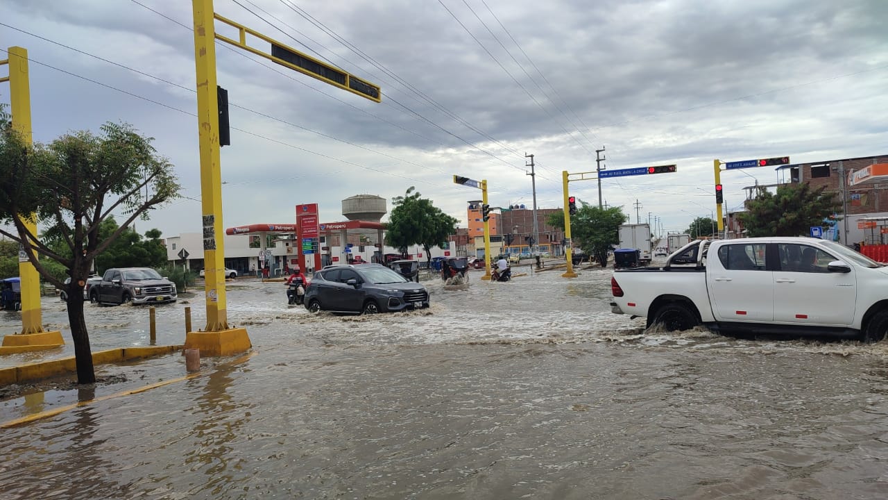 Piura luce inundada tras lluvia moderada pese a obras de emergencia: “Estamos abandonados”
