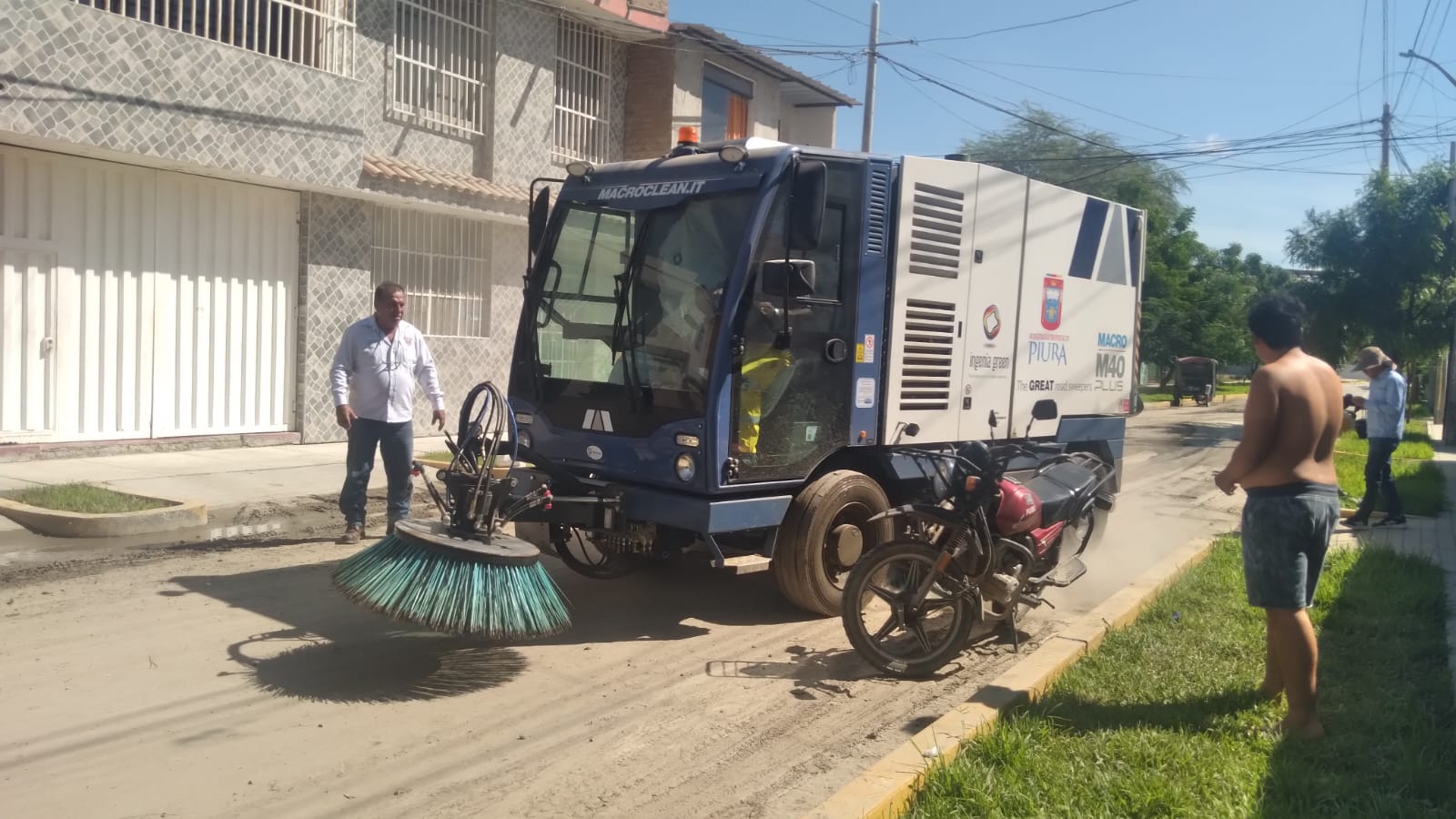 Piura: Barredora industrial inicia trabajos de limpieza en urbanización Los Sauces