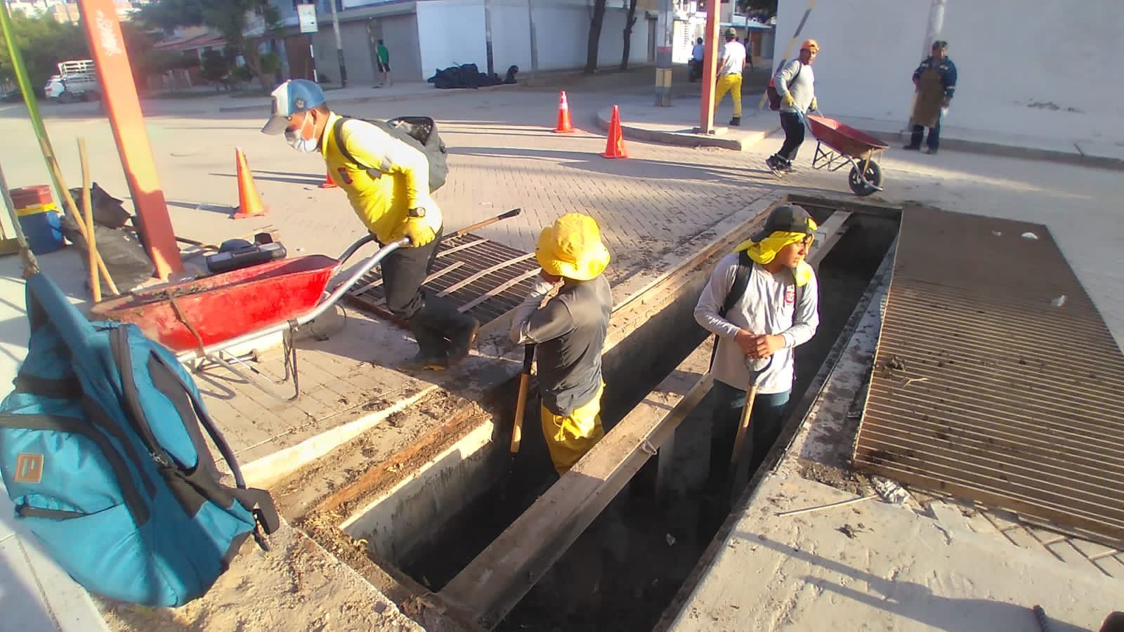 Piura: retiran media tonelada de lodo de las rejilla de la urbanización Santa Ana