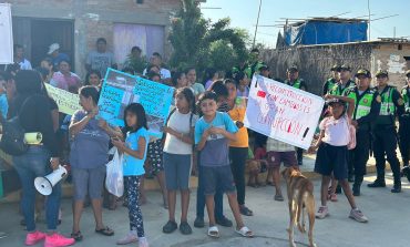 Piura: Boluarte es recibida con protesta por padres de familia de colegio de Narihualá