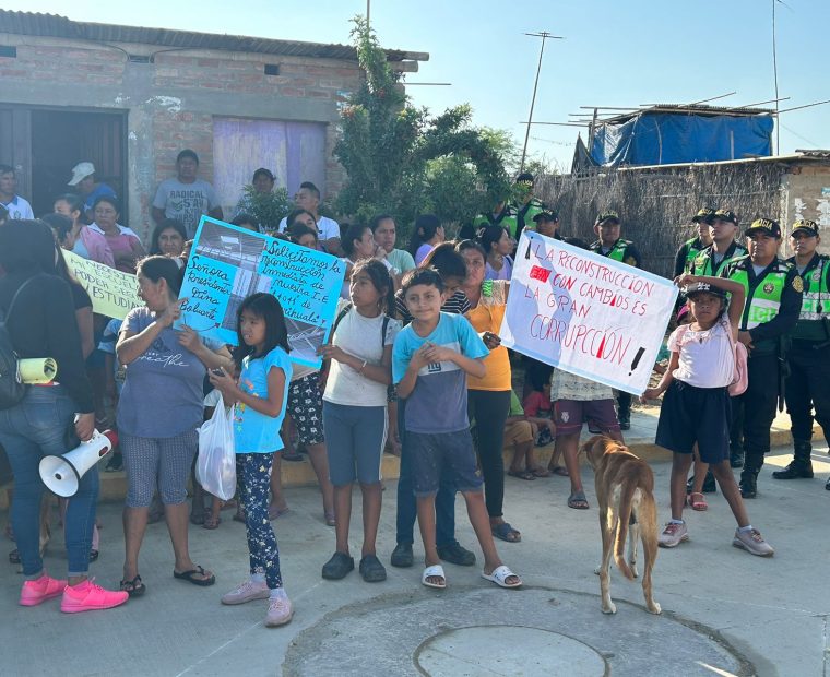 Piura: Boluarte es recibida con protesta por padres de familia de colegio de Narihualá