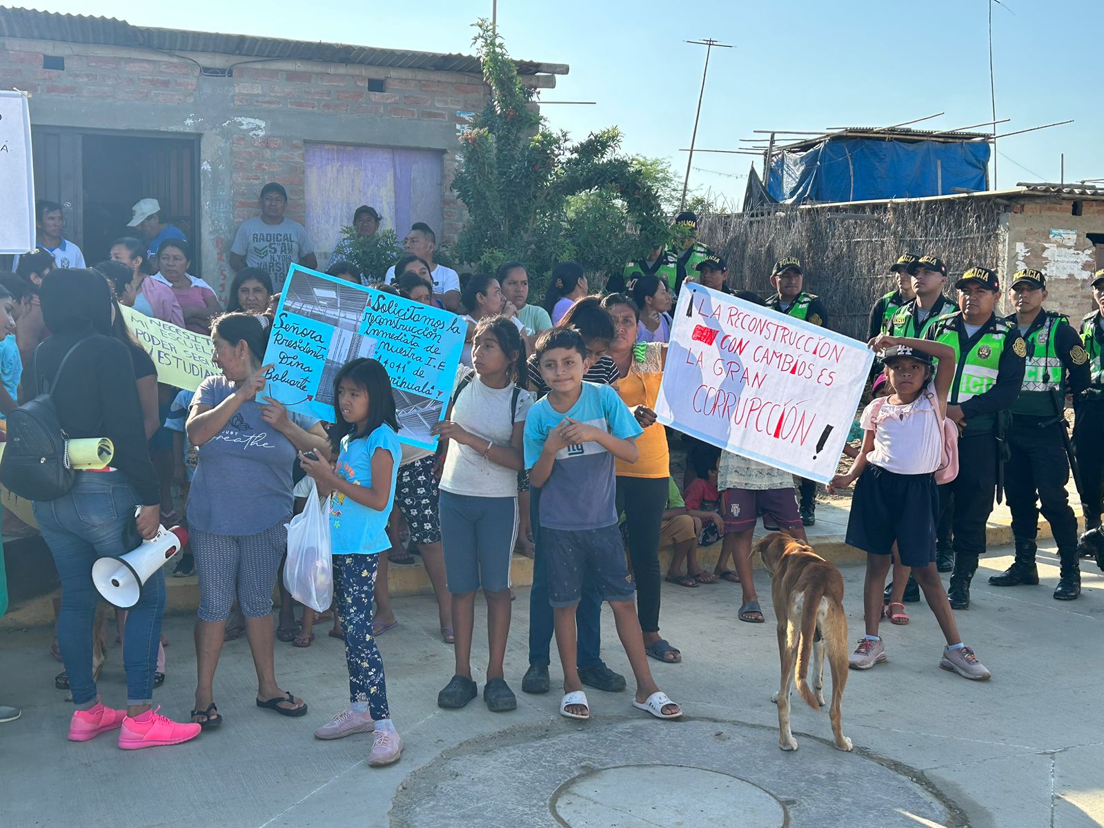 Piura: Boluarte es recibida con protesta por padres de familia de colegio de Narihualá