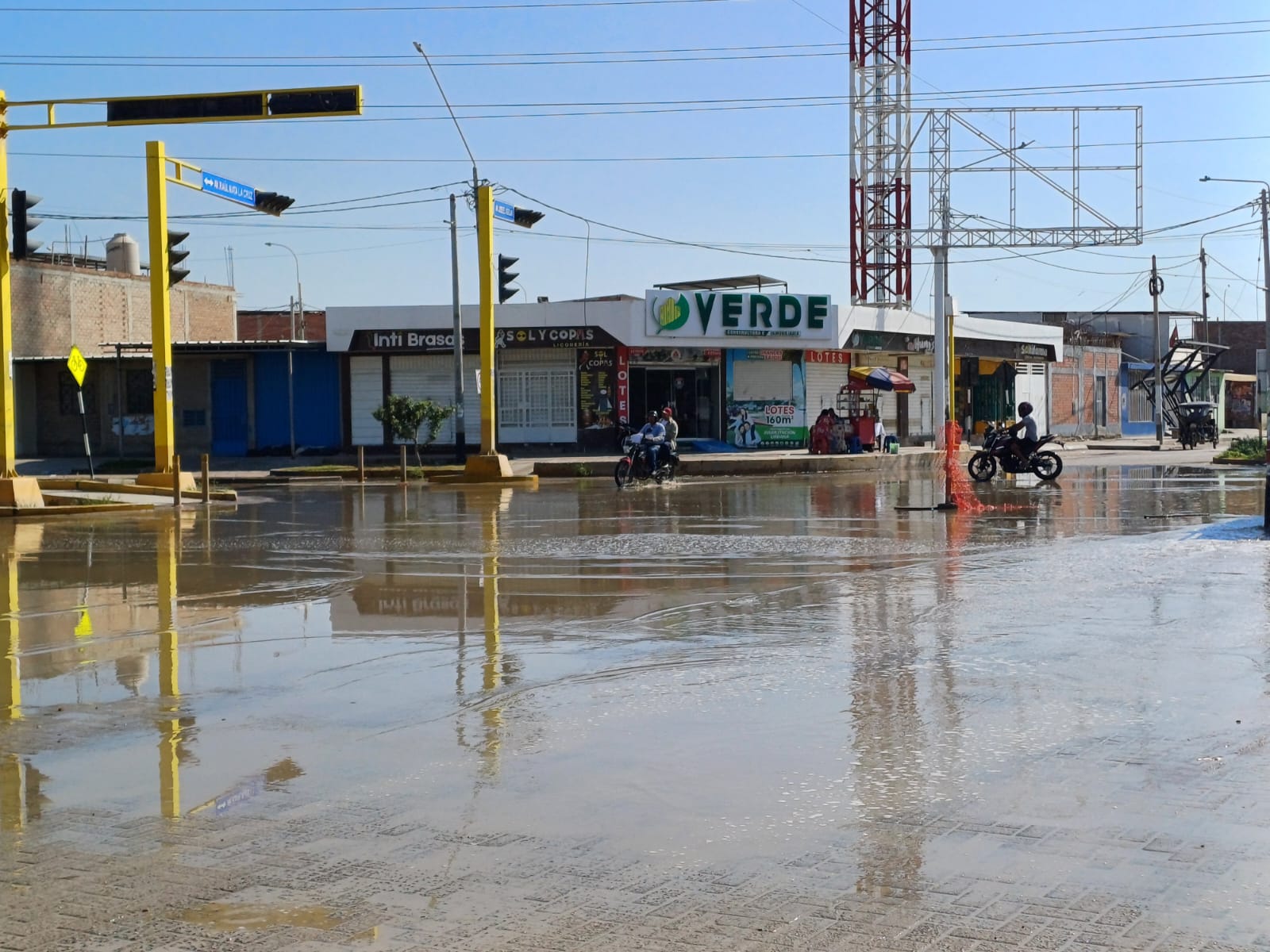 Piura registró lluvia ligera pero sus calles volvieron a inundarse