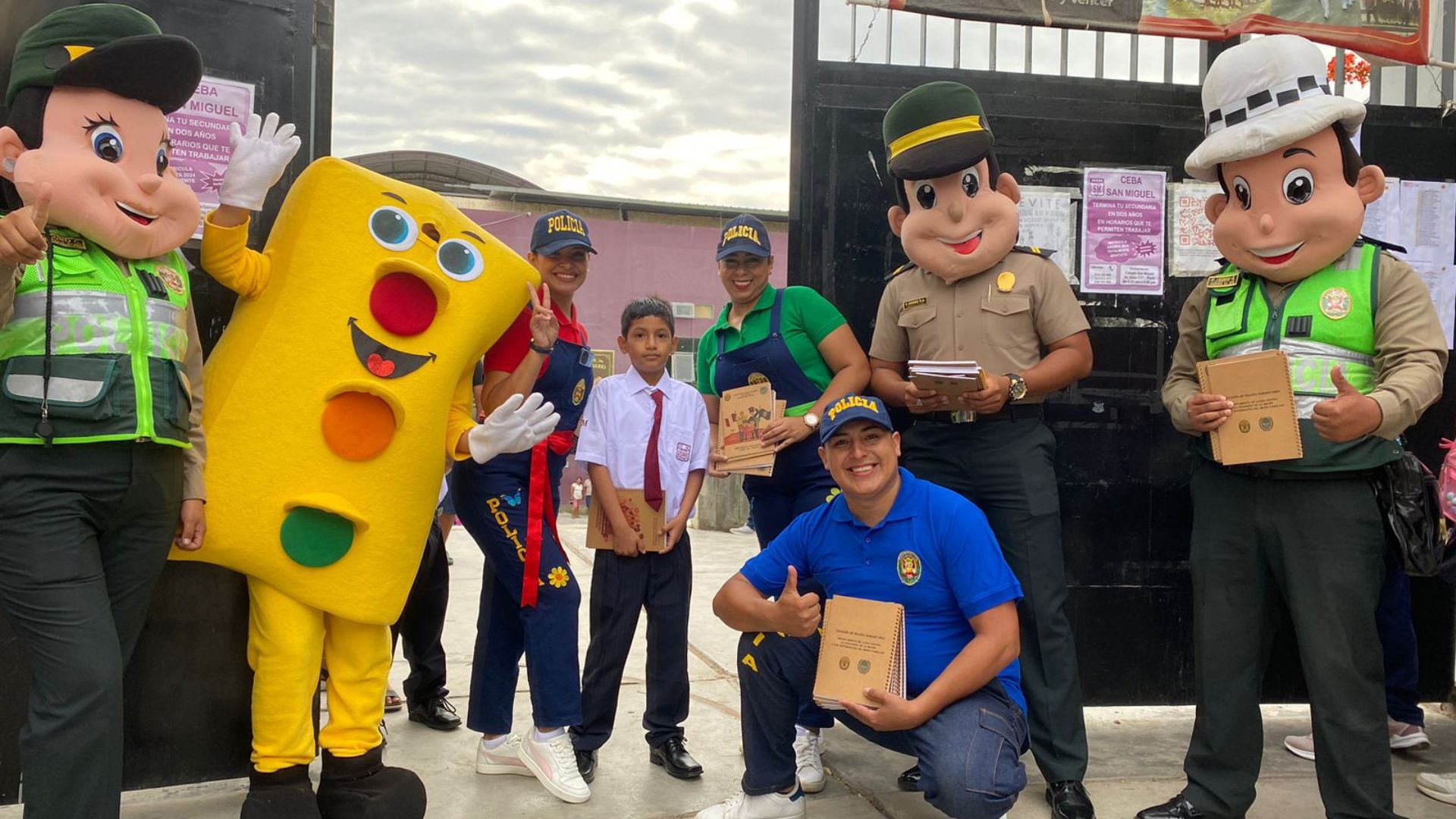 Inicio del año escolar: Policías llegaron a colegios para brindar seguridad a los escolares