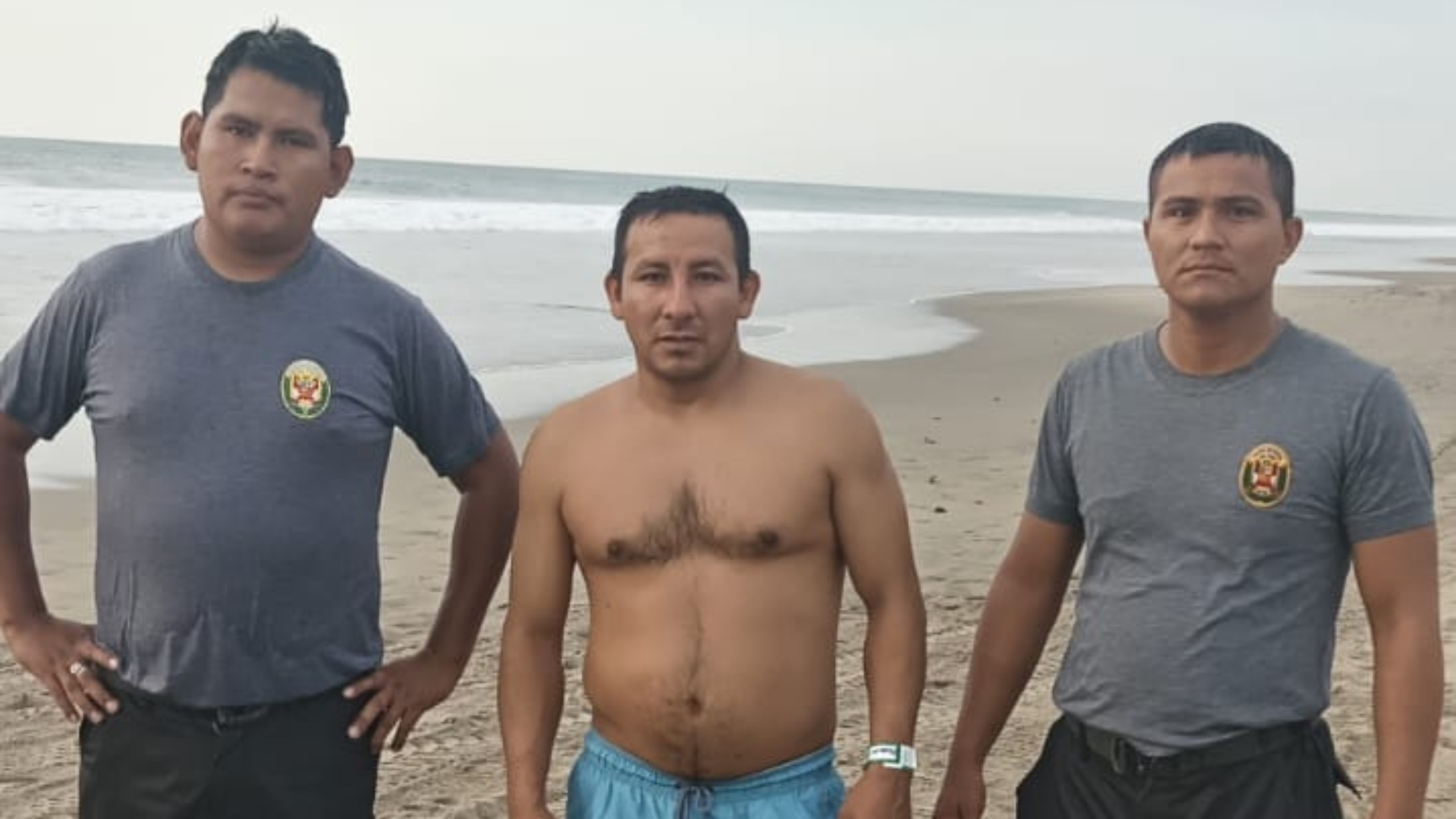 Piura: policías de Máncora rescatan a veraneante en la playa El Amor