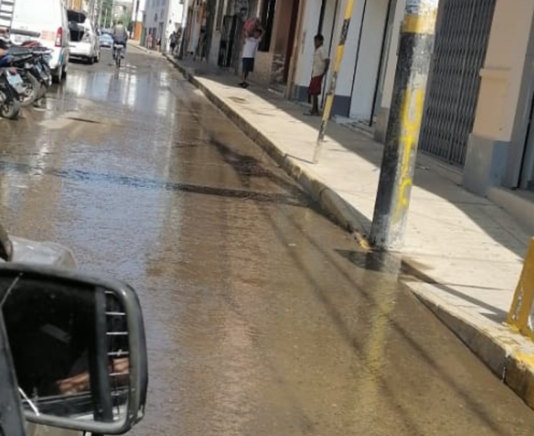 Centro comercial en Piura es sancionado por arrojar aguas servidas en vía pública