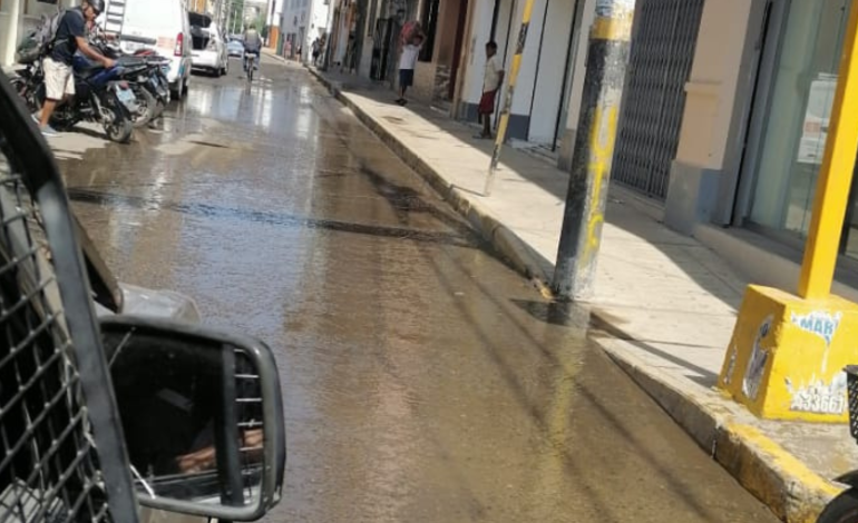 Centro comercial en Piura es sancionado por arrojar aguas servidas en vía pública