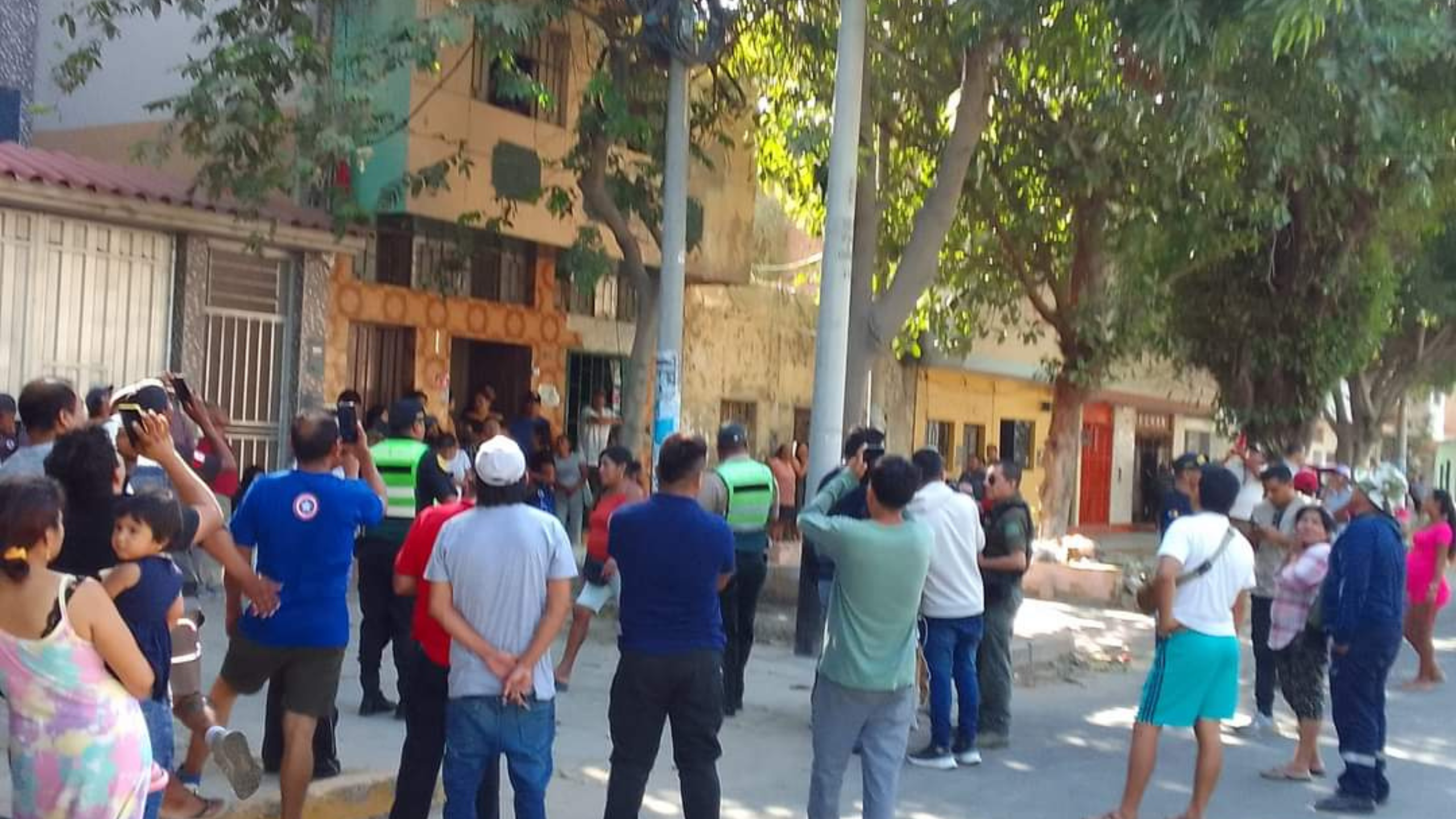 Piura: rescatan el cuerpo de un hombre hallado sin vida entre árboles y un poste de la Av. Sullana