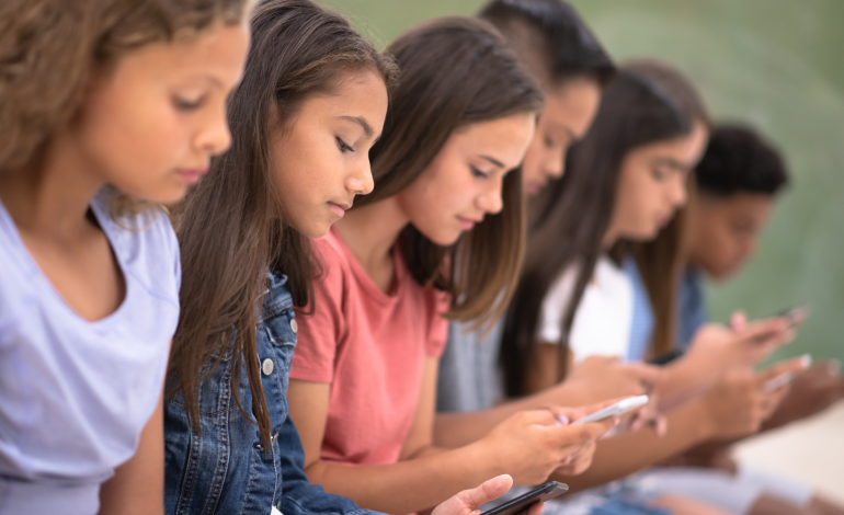 ¿Pueden los colegios quitarles los celulares a los estudiantes en Perú? Indecopi responde
