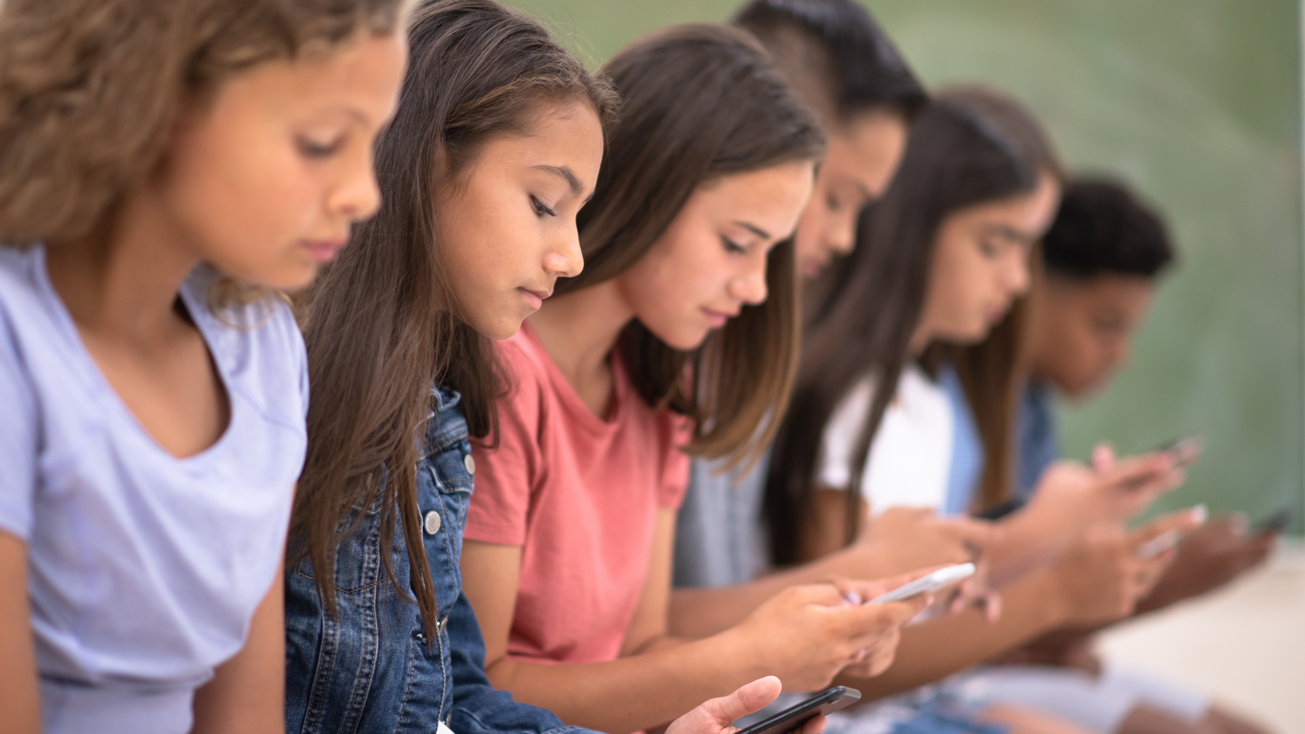 ¿Pueden los colegios quitarles los celulares a los estudiantes en Perú? Indecopi responde