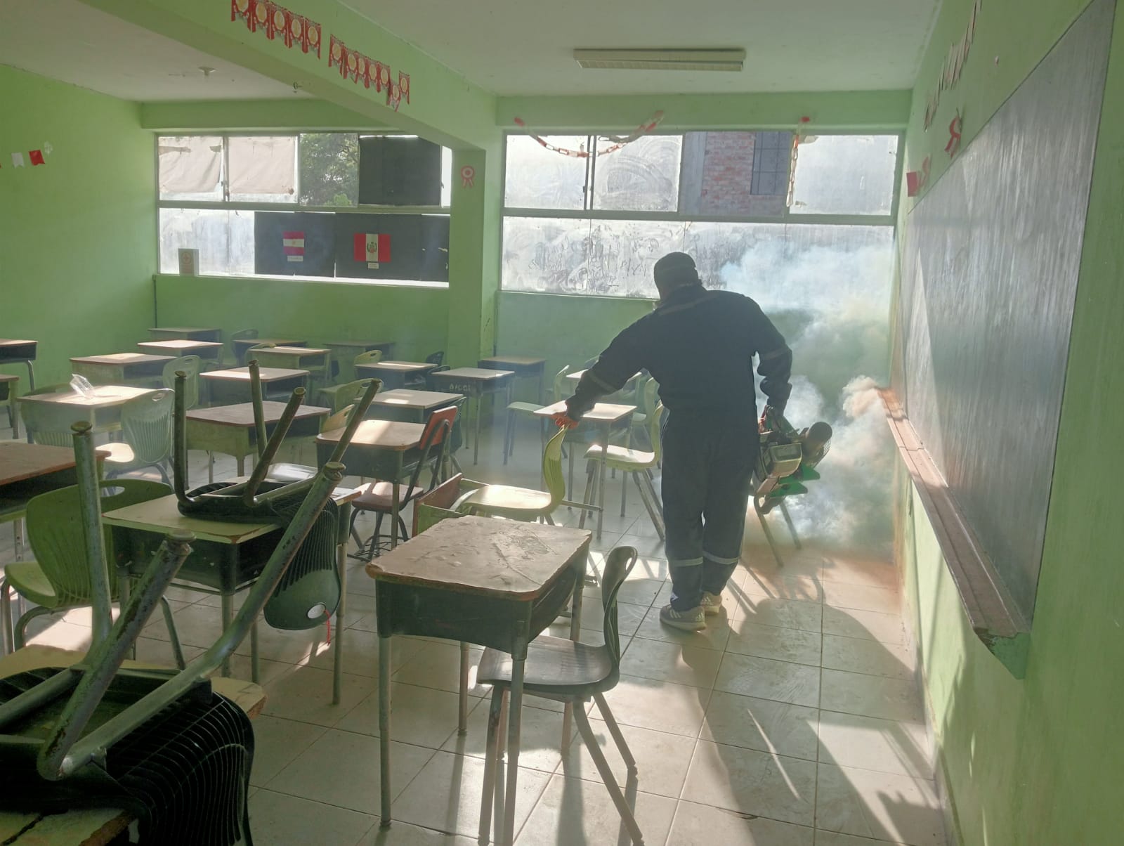 Piura: fumigan colegios ante inicio del año escolar