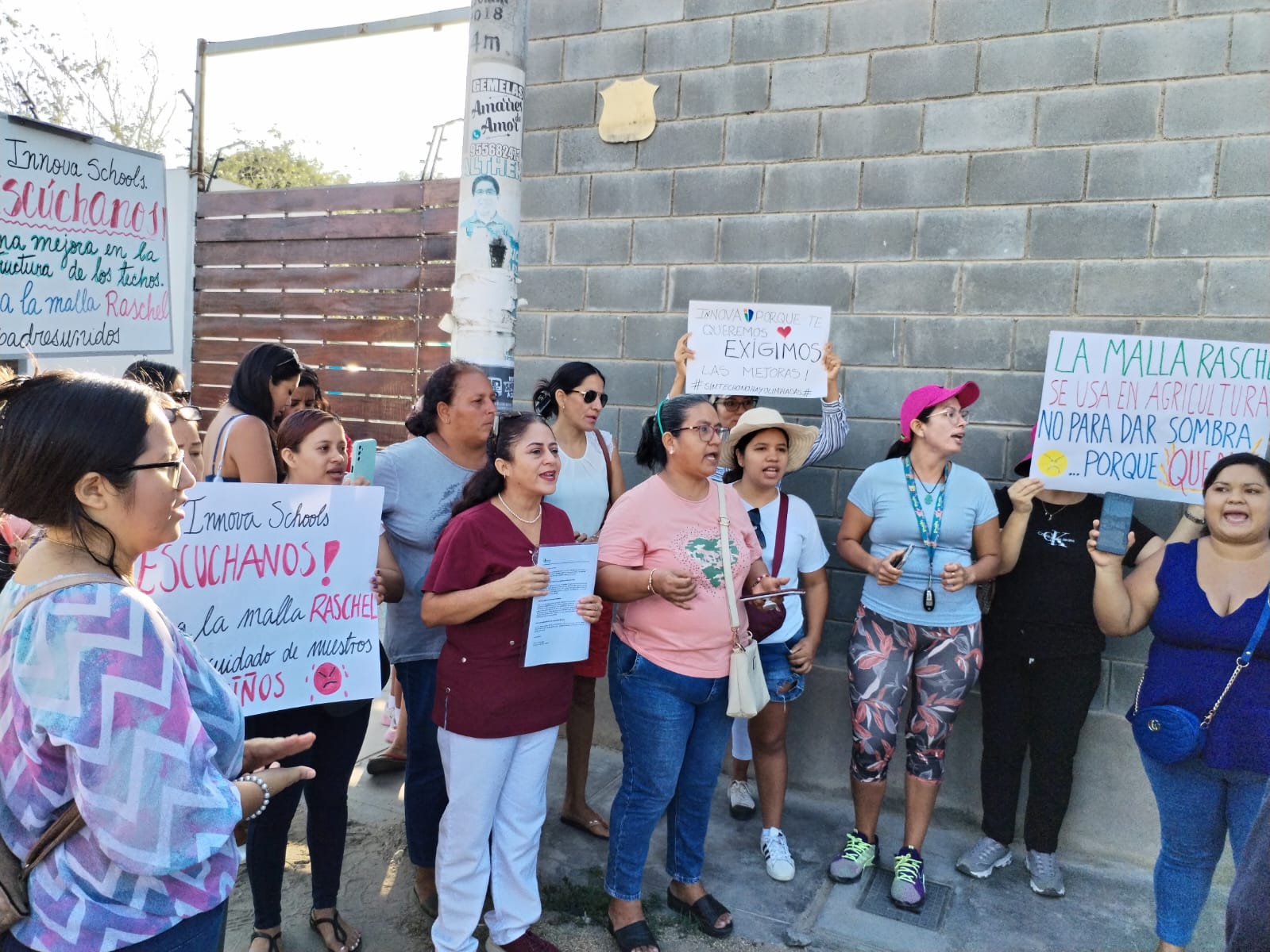 Piura: Padres de familia de colegio Innova School piden cambio de malla por techo