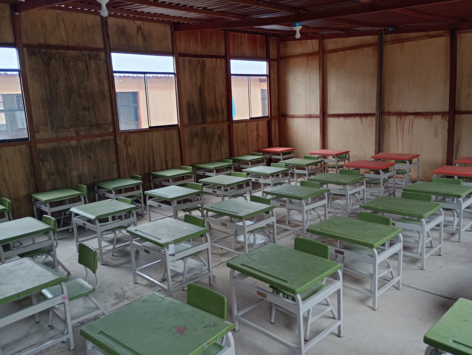 Piura: Inician las clases con niños que estudiarán bajo calaminas y aulas de triplay