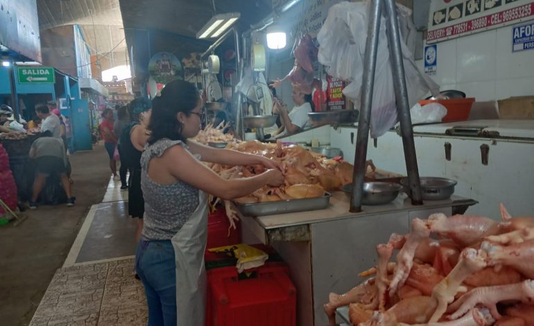 Piura: Pollo no baja de 11 el kilo afectando economía familiar