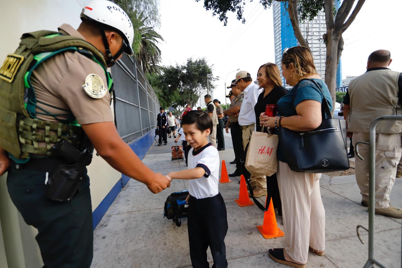 Piura: Padres de familia exigen seguridad a las afuera de colegios de la región