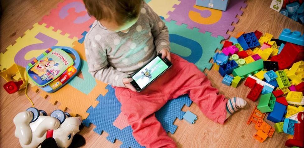 Psiquiatra sugiere prohibir celulares en niños menores de 3 años