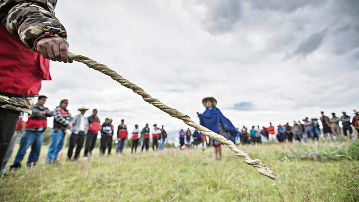 Piura: Ronda campesina flagela a sujeto que robó celular a niño de 5 años