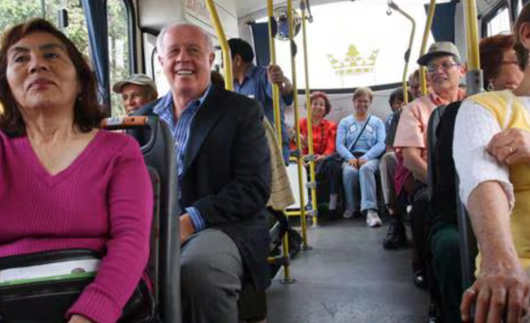 Comisión del Congreso aprueba medio pasaje para mayores de 70 años en transporte público