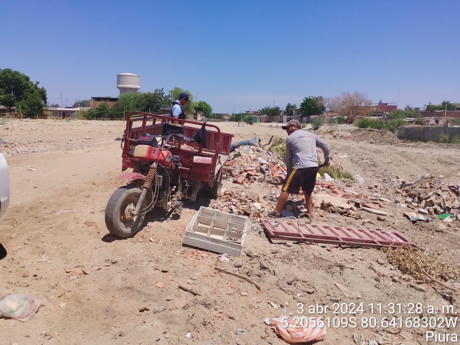 Piura: Serenazgo exigió recoger desmonte a ciudadano que ensuciaba dren Sullana