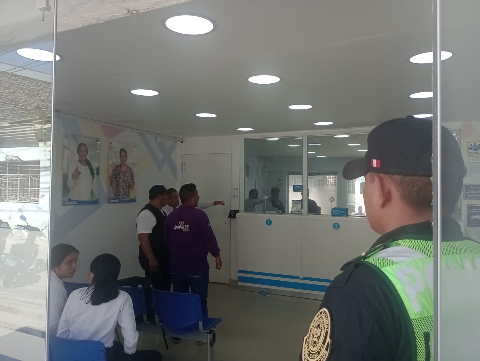 Catacaos: Delincuentes rompen lunas de local y asaltan Cooperativa Santa Isabel
