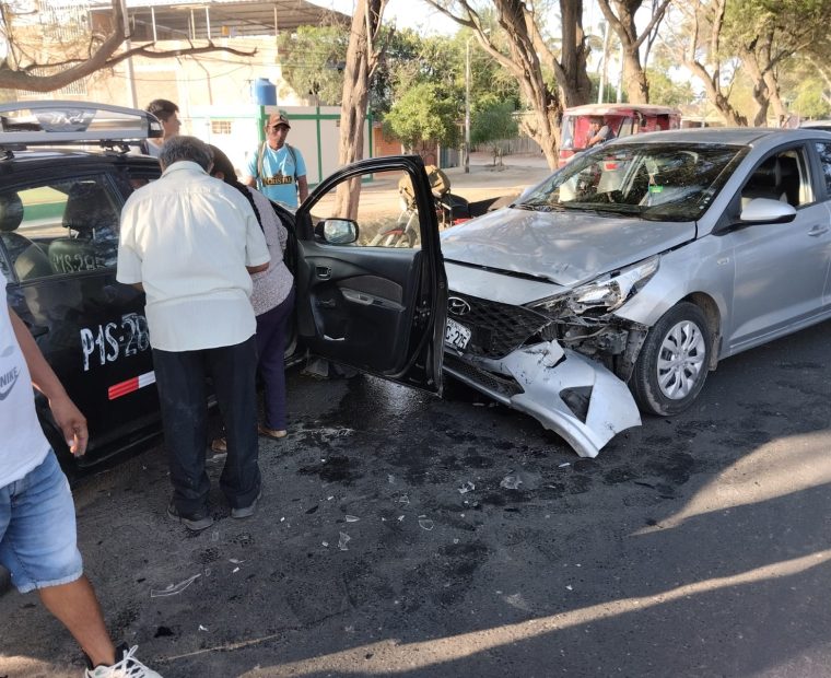Piura: Choque de dos autos en Simbilá deja un herido