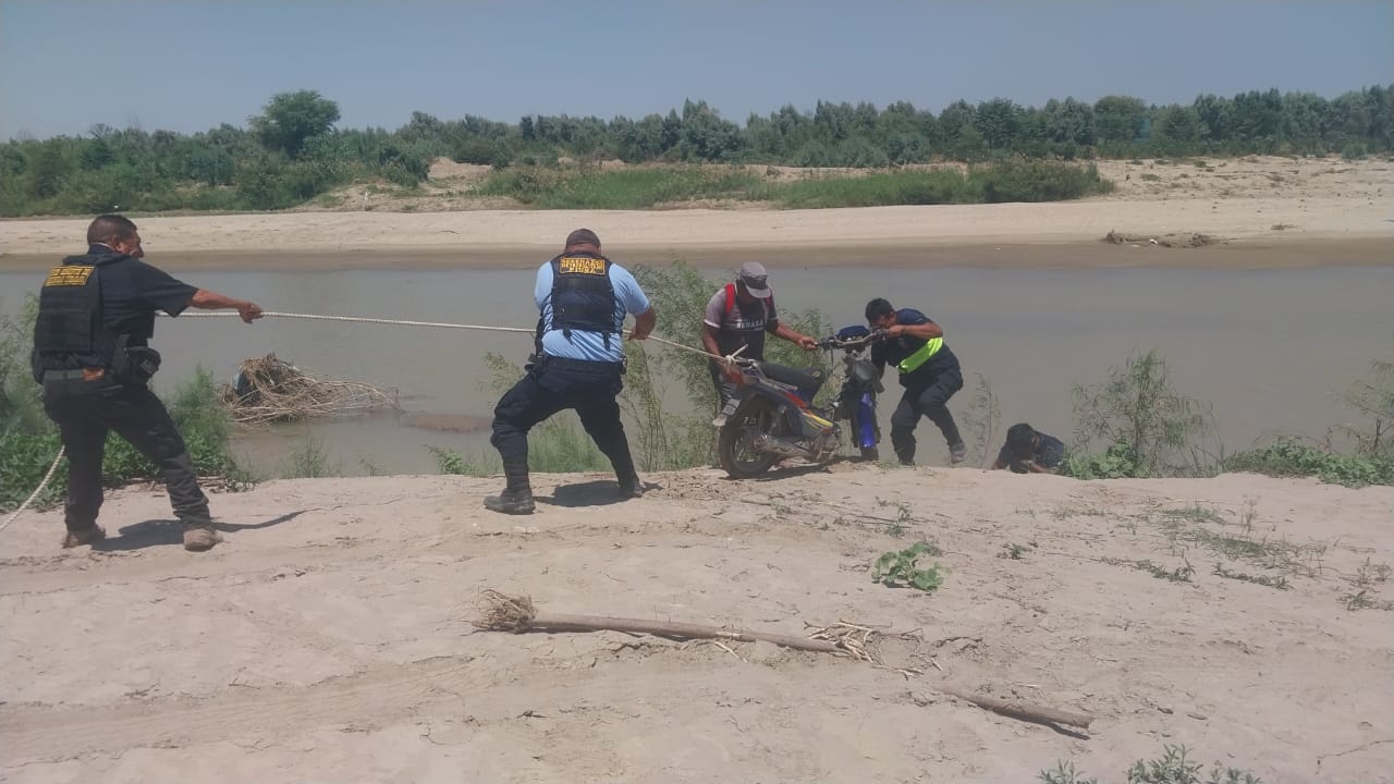 Serenazgo recupera una motocicleta robada que fue abandonada en el río Piura