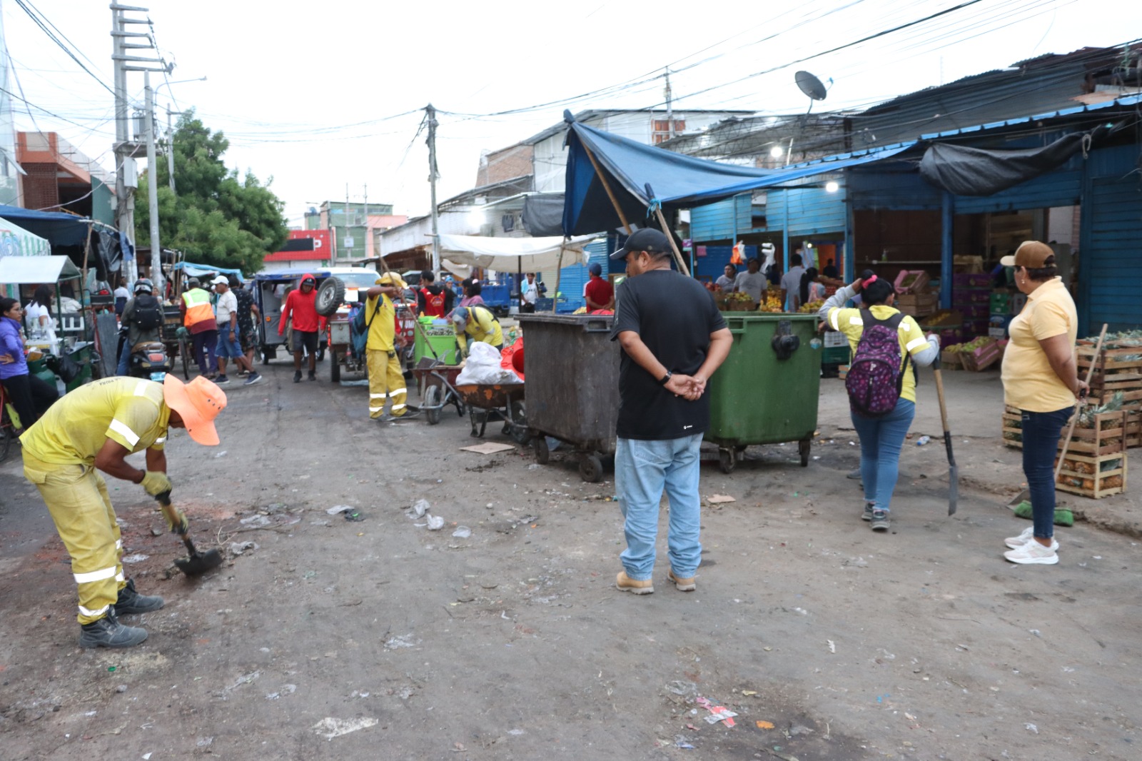 Piura: retiran más de una tonelada de residuos del mercado en campaña de limpieza
