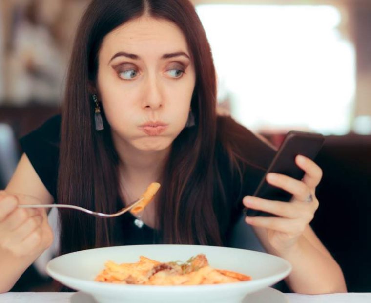 Mirar el celular mientras comemos es perjudicial para la salud