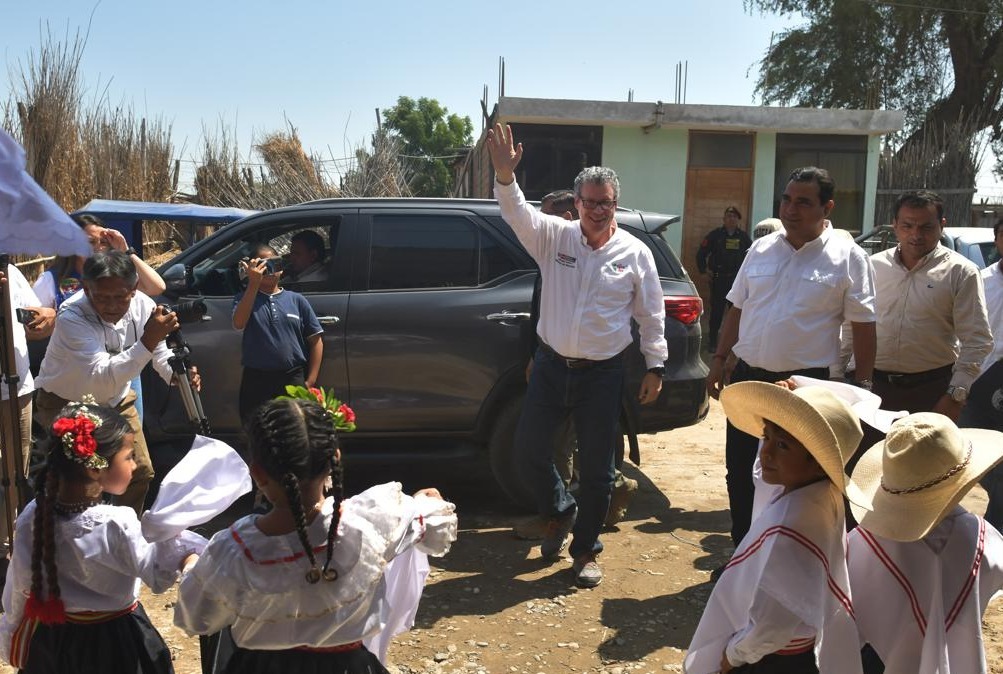 Piura: Ministro de Educación “derrama” promesas de mejoras en colegios sin fecha de inicio