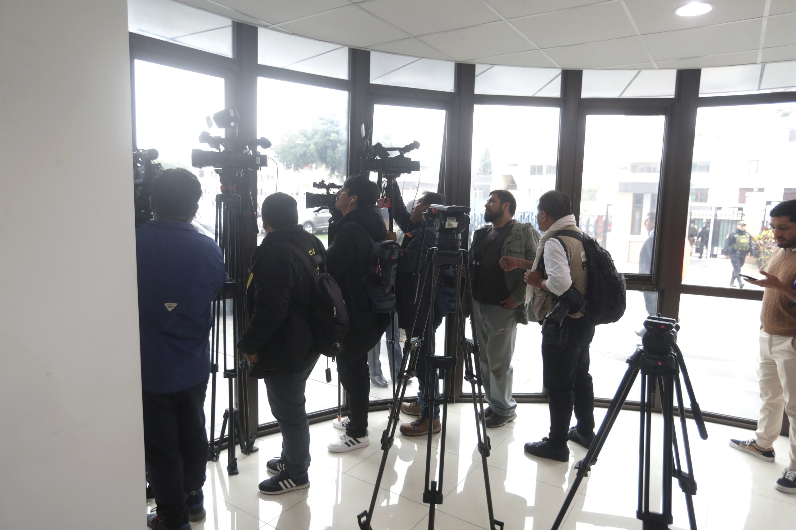 Seguridad de Dina Boluarte encierra a periodistas en pleno simulacro multipeligro