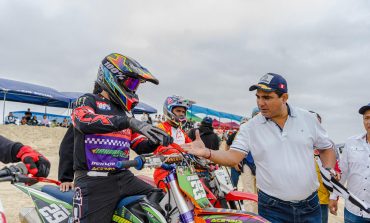 Gobernador Luis Neyra inicia pruebas del Circuito Arena Piura con más de 50 motociclistas