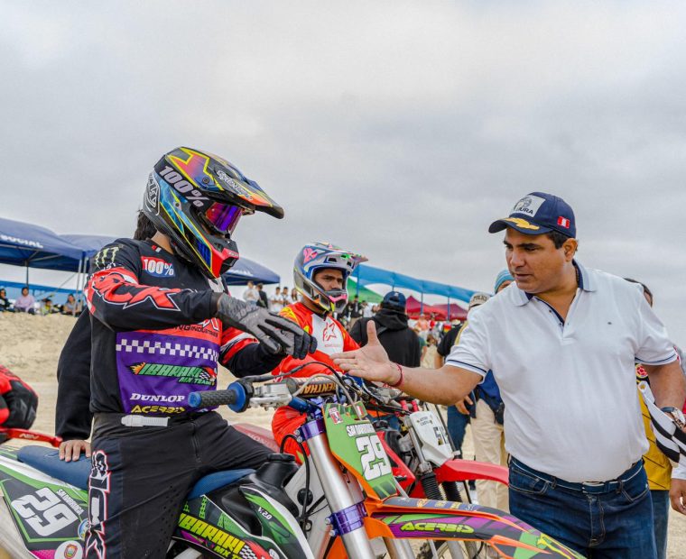 Gobernador Luis Neyra inicia pruebas del Circuito Arena Piura con más de 50 motociclistas