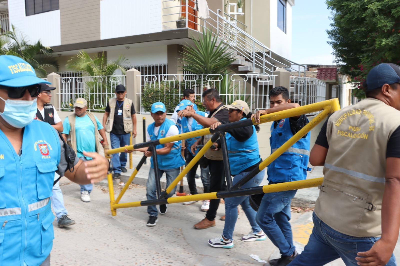 Vecinos agreden a fiscalizadores cuando retiraban una tranquera en la Urb. Piura