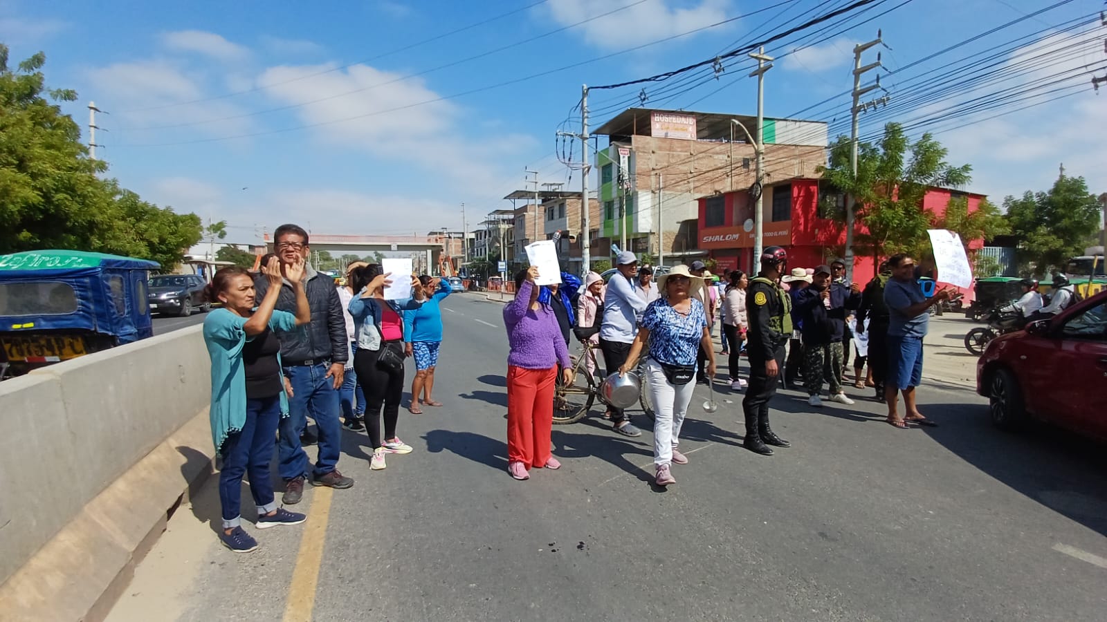 Piura: Vecinos bloquean av. Guardia Civil exigiendo reposición del servicio de agua