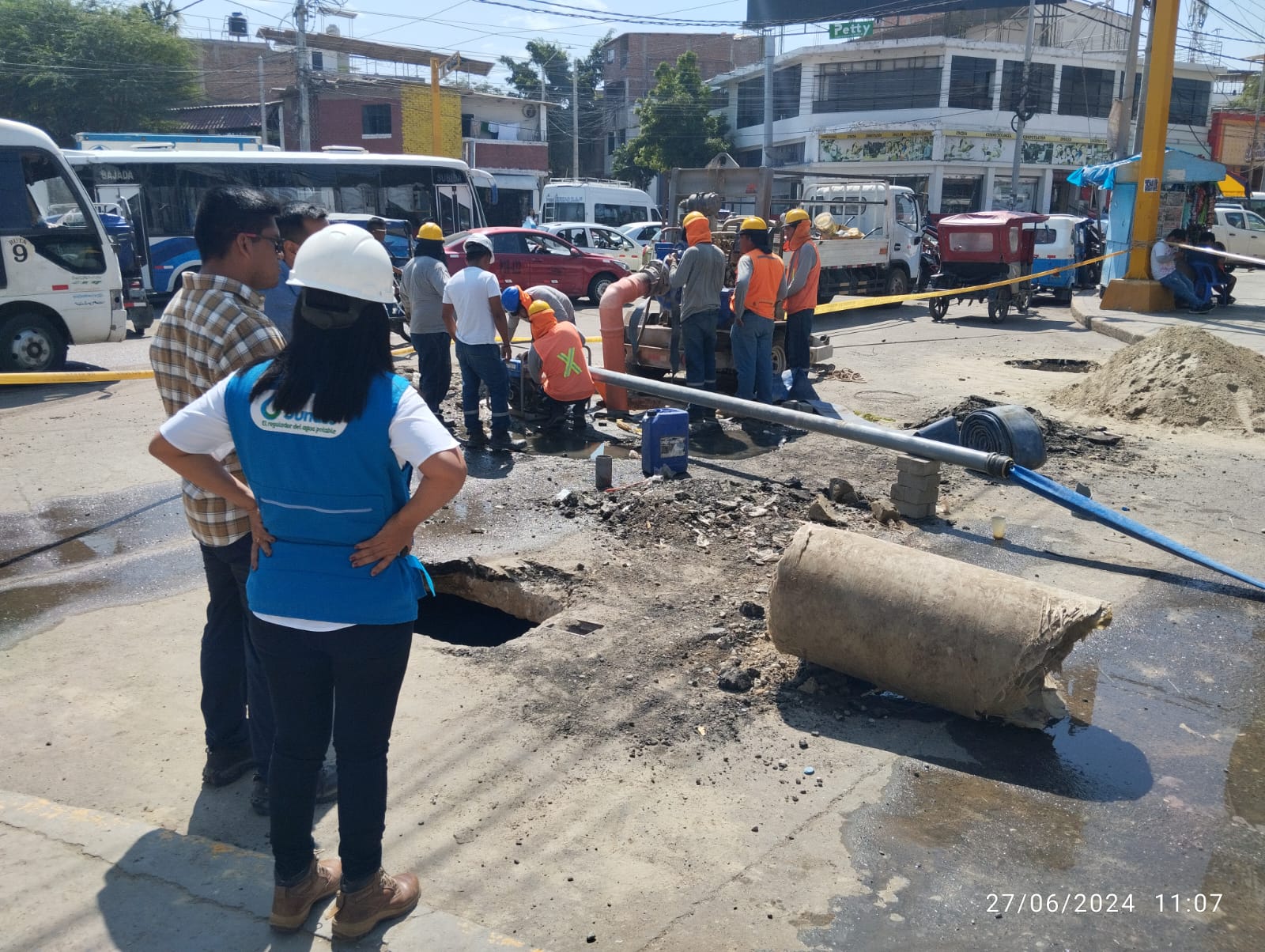 Piura: EPS Grau prevé solucionar colapso de buzones en av. Sánchez Cerro hasta la otra semana