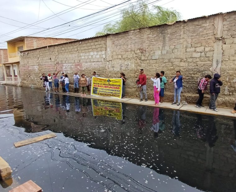 Vecinos de Castilla protestan por colapso de desagües
