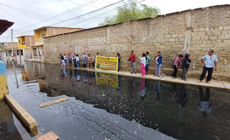Vecinos de Castilla protestan por colapso de desagües