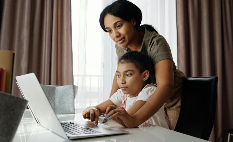 ¿Cómo proteger a tus hijos de contenidos peligrosos en internet?