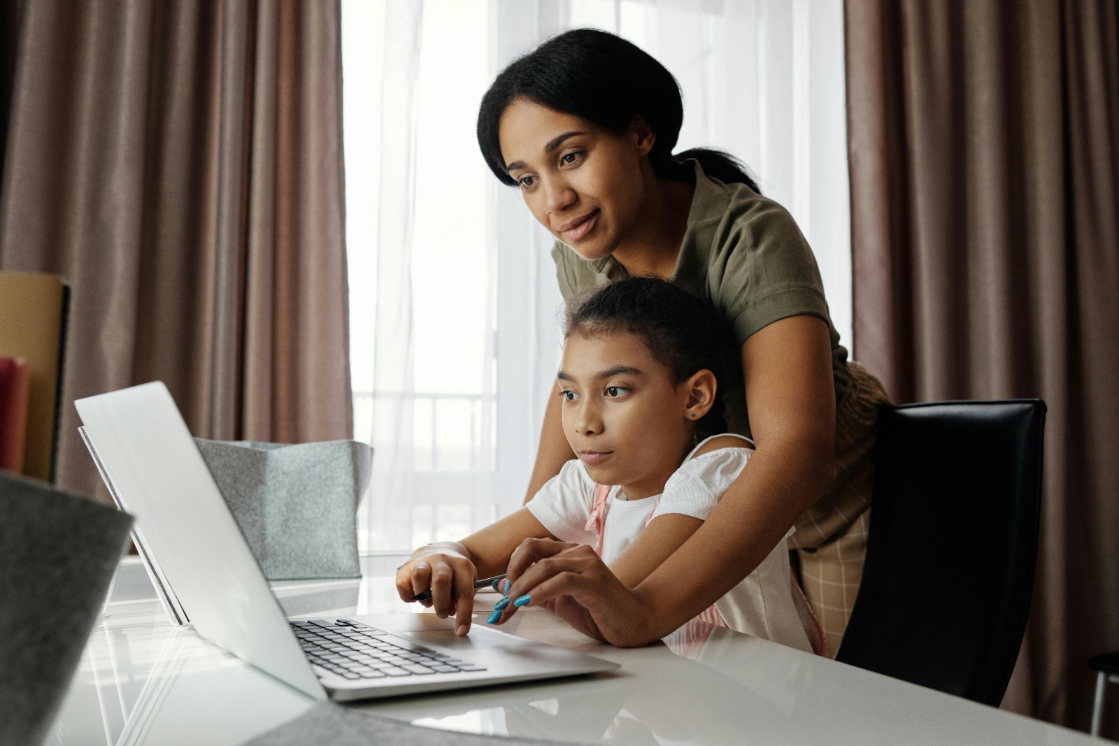 ¿Cómo proteger a tus hijos de contenidos peligrosos en internet?
