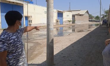 Piura: Familias conviven desde hace días con aguas servidas