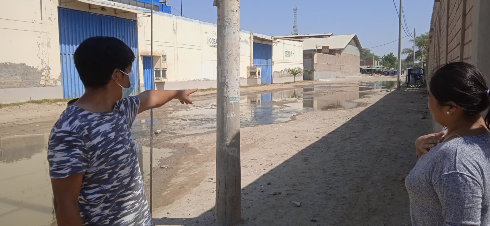 Piura: Familias conviven desde hace días con aguas servidas
