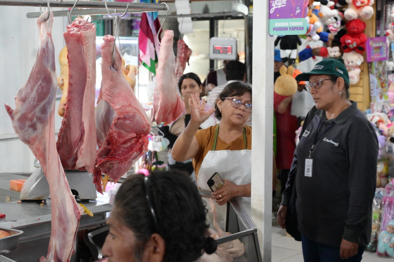 Piura: Carne de cerdo de dudosa procedencia es retirada de puestos de mercado