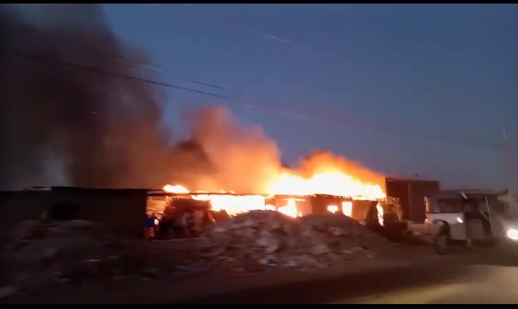 Voraz incendio arrasa con tres viviendas en Sullana