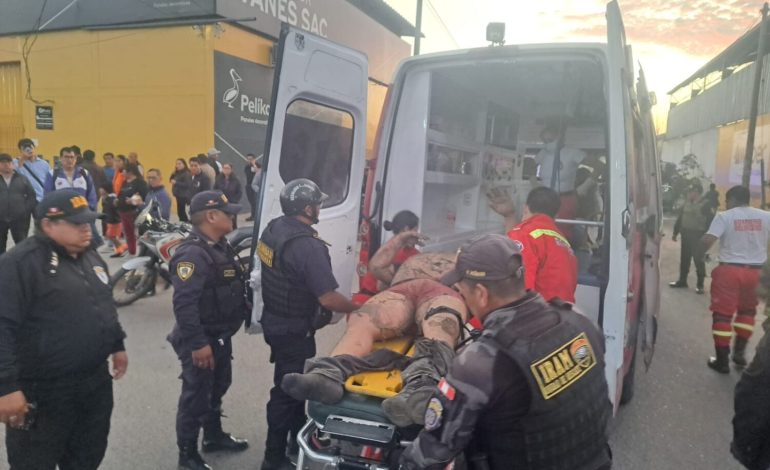 Justicia popular: Vecinos apedrean y queman a delincuente que robó junto a otros sujetos