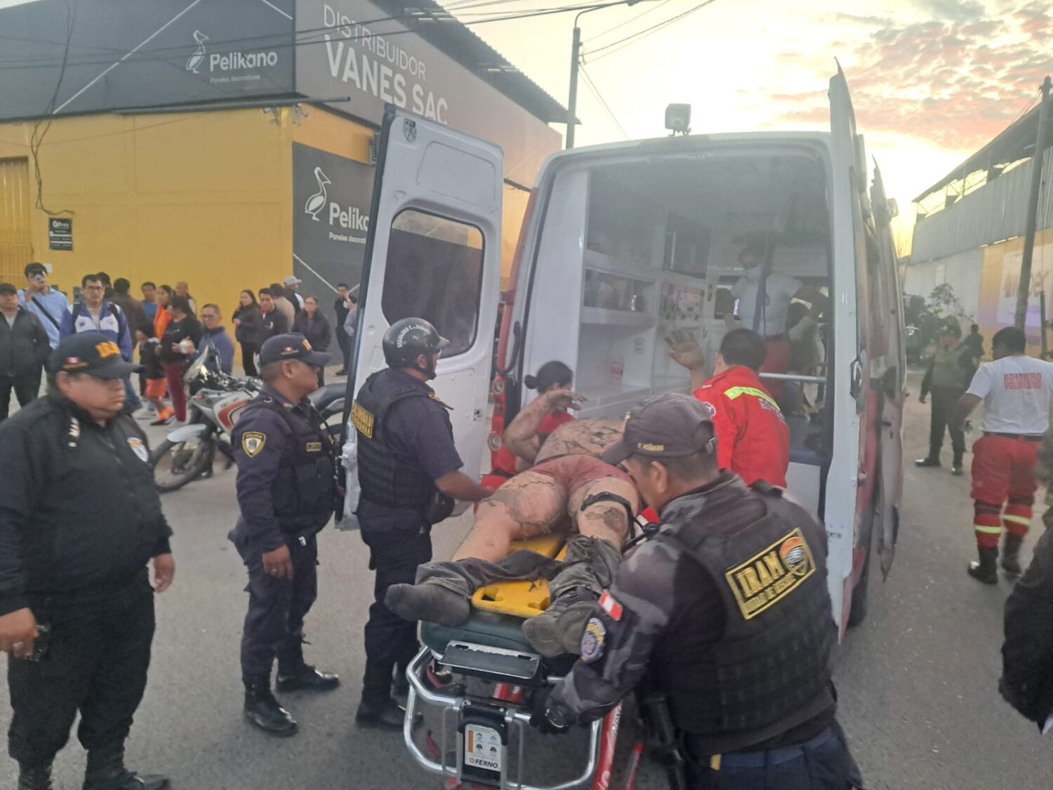Justicia popular: Vecinos apedrean y queman a delincuente que robó junto a otros sujetos