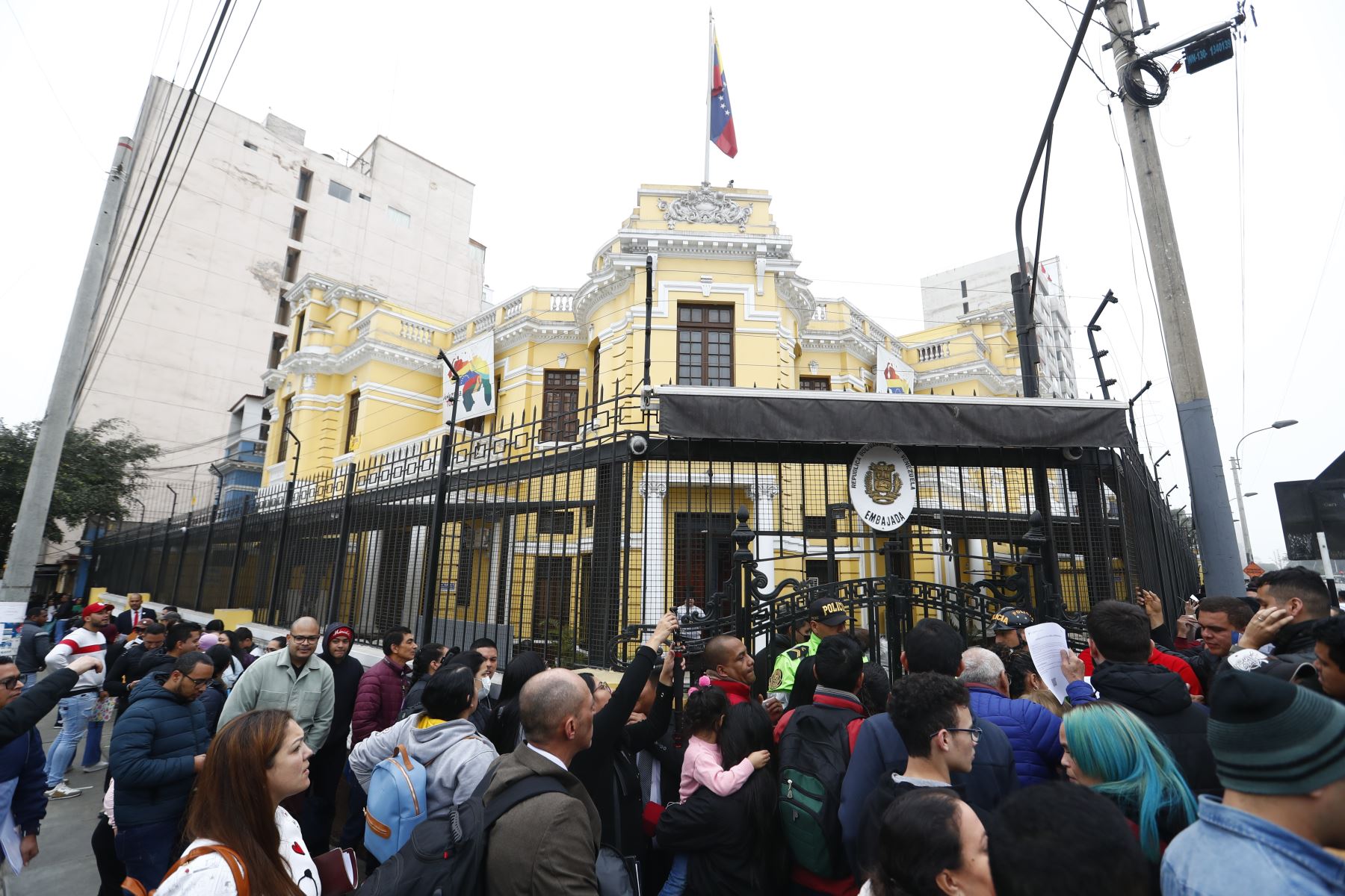 Cierran embajada: Interminable es la cola de venezolanos esperando pasaportes