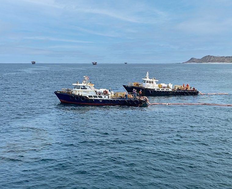 Piura: Denuncian derrame de petróleo al menos en 4 km de mar en Cabo Blanco