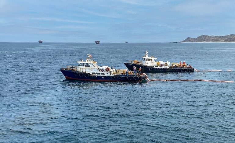 Piura: Denuncian derrame de petróleo al menos en 4 km de mar en Cabo Blanco